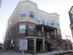 Building Photo - 140 E 1st St