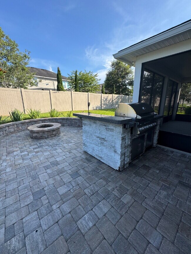 Building Photo - Shearwater, 4 bedroom 3.5 bath home for rent.