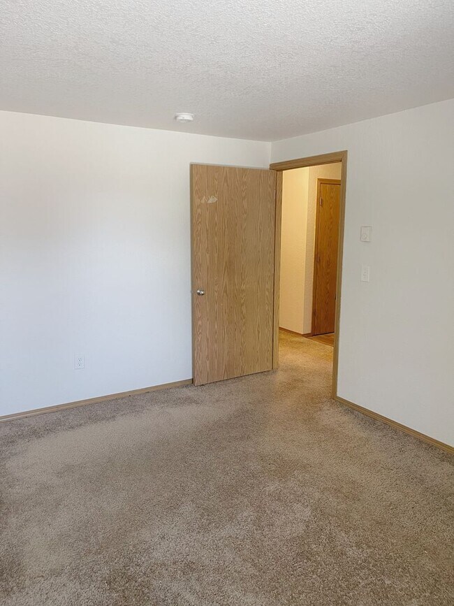 Building Photo - Large 2 Bedroom in Lake Oswego-Newly Renovated Property, 1 Month Free! (Lake Oswego)