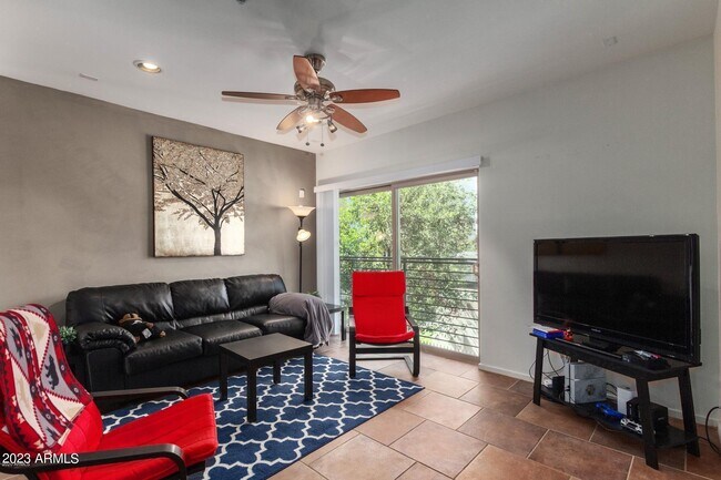 Building Photo - 525 W Lakeside Dr