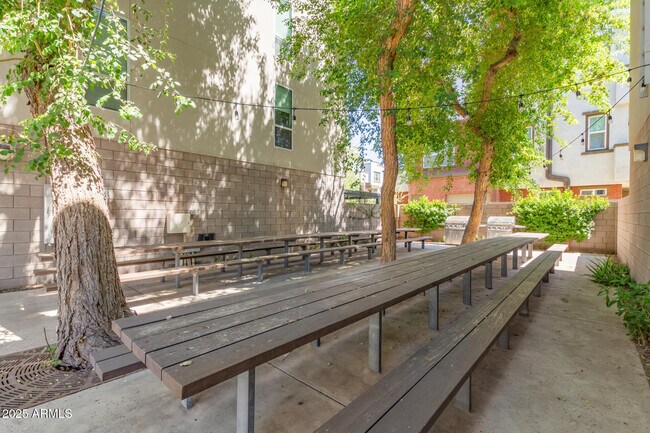 Building Photo - 727 E Portland St