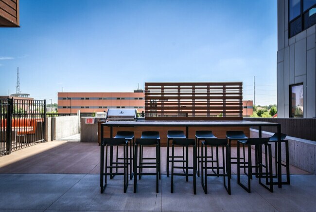 Building Photo - 1400 E Walnut St