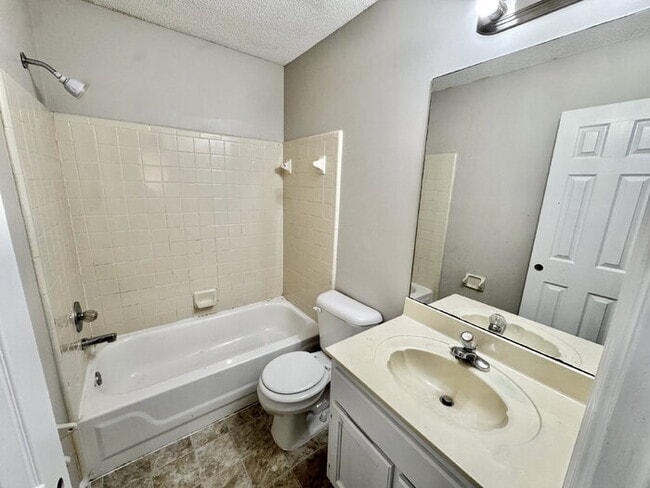 Building Photo - 5528 Ginners Dr