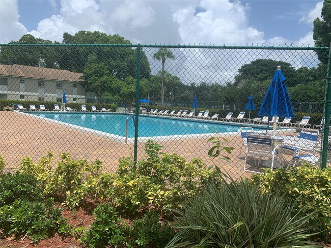 Building Photo - 511 Gardens Dr