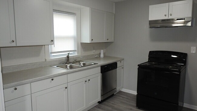 Building Photo - Adorable 2 bedrooms and 1 bath home located on N Main St in Independence