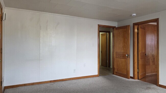 Building Photo - Large 2 Bedroom Upper Apartment in Menasha WI