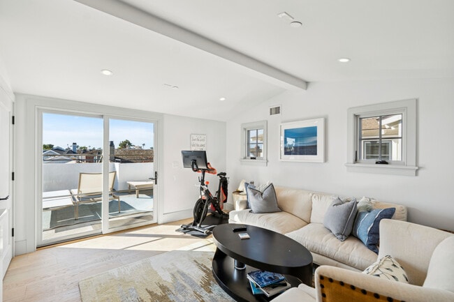 Building Photo - 503 L St