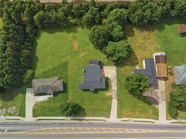 Building Photo - 421 E Crogan St