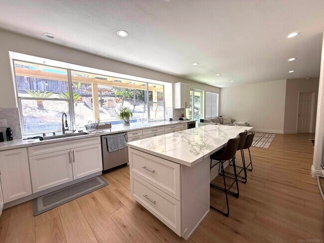 Building Photo - 5006 Palmera Dr