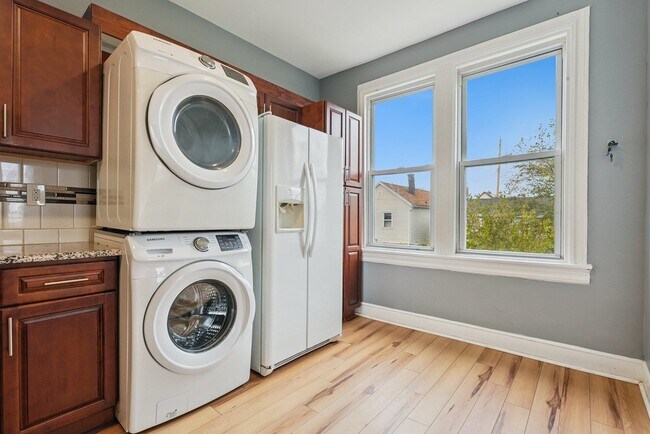 Building Photo - 41 E 48th St