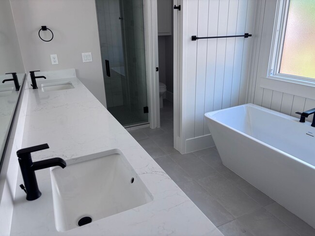 Building Photo - Wonderful single story 4 bed | 3 Bath | 2 Car Garage off Washington Dam Rd with Hot Tub