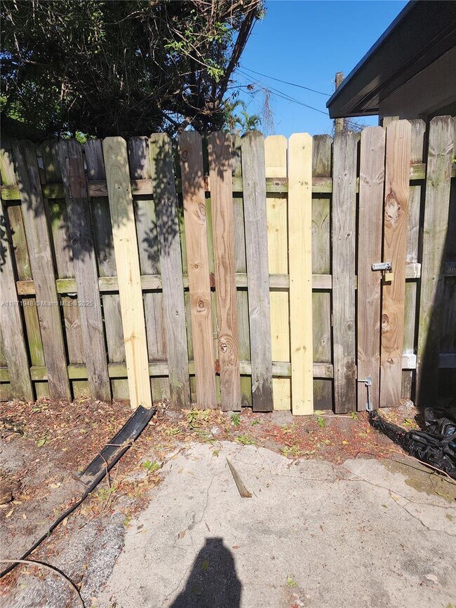 Building Photo - 613 NW 27th Ave