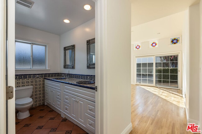 Building Photo - 1557 N Stanley Ave