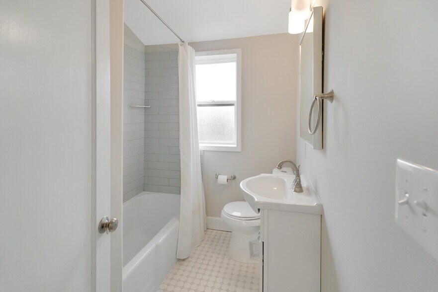 Building Photo - 8729 Bridgeport Ave