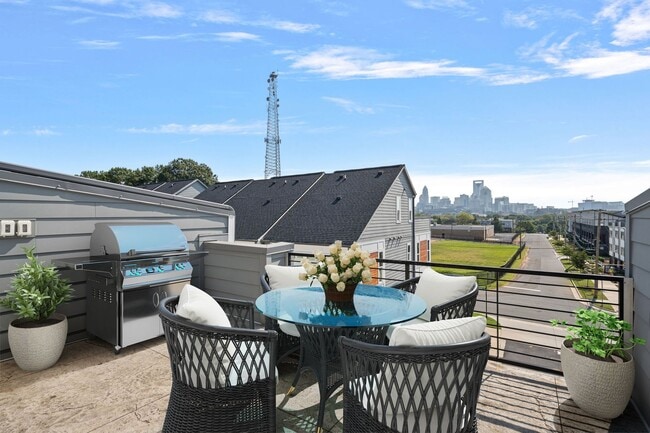 Building Photo - Like New Townhome Ready for Immediate Move-In!!! Bryant Park in West End