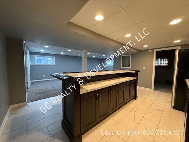 Building Photo - 609 Pinecroft Dr