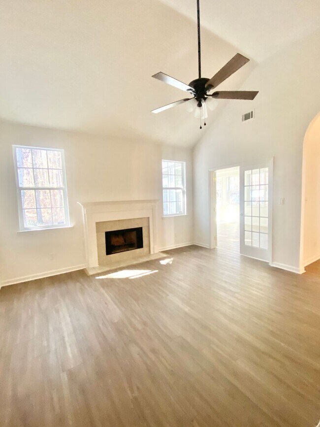 Building Photo - 129 Tappan Zee Dr