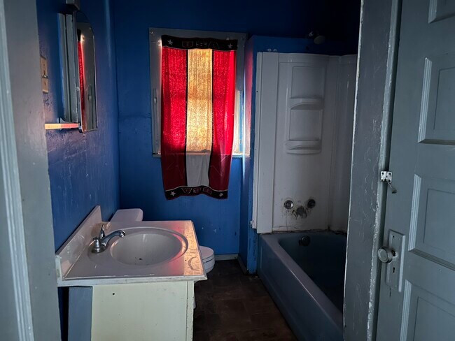 Building Photo - 903 W 8th St