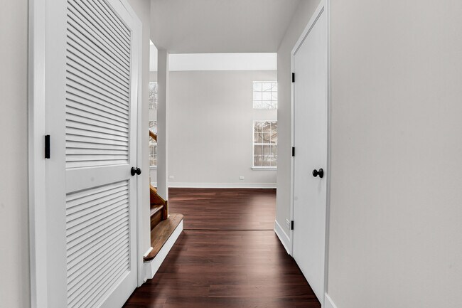 Building Photo - 133 White Branch Ct S