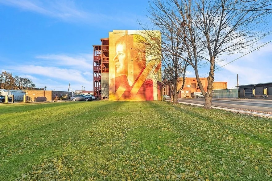 Building Photo - 649 S Summer St