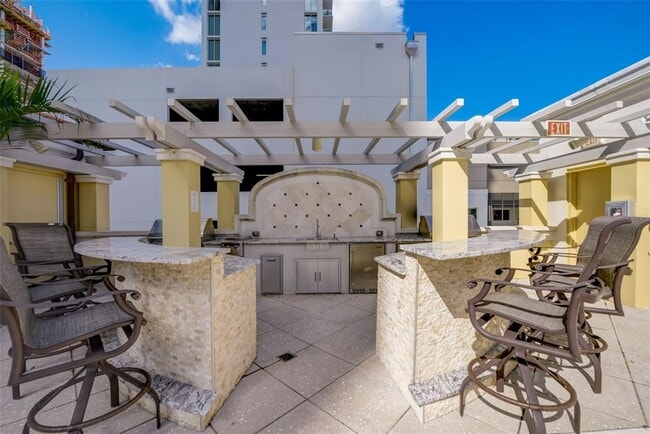 Building Photo - 300 Beach Dr NE