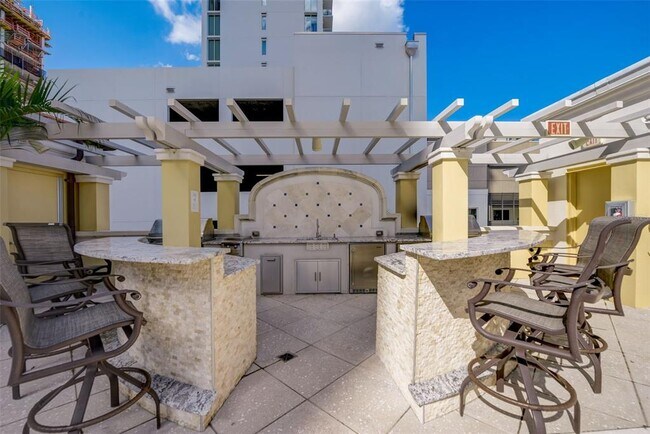 Building Photo - 300 Beach Dr NE