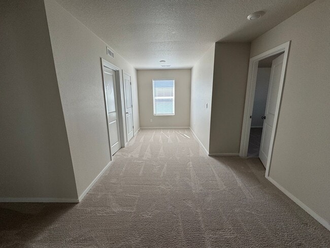 Building Photo - 5 bedroom House in Northeast Salem!