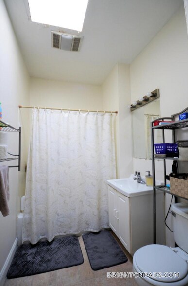 Building Photo - 8 Glencoe St