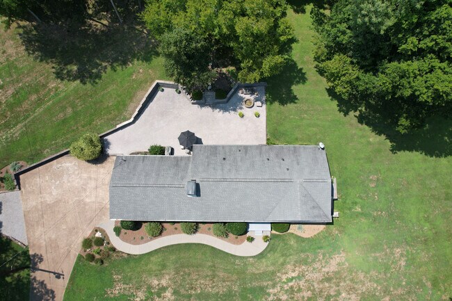 Building Photo - 1008 Salyer Dr