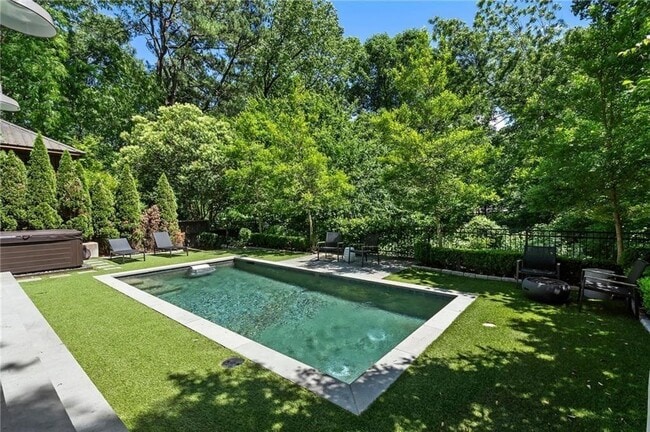 Building Photo - 663 Yorkshire Rd NE