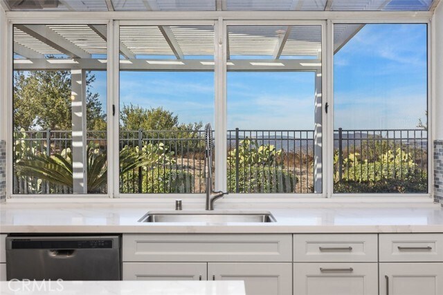 Building Photo - 2 Crystalglen