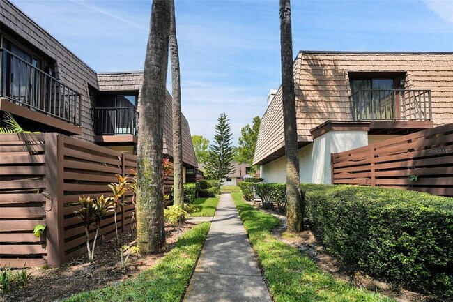 Building Photo - 15217 W Pond Woods Dr