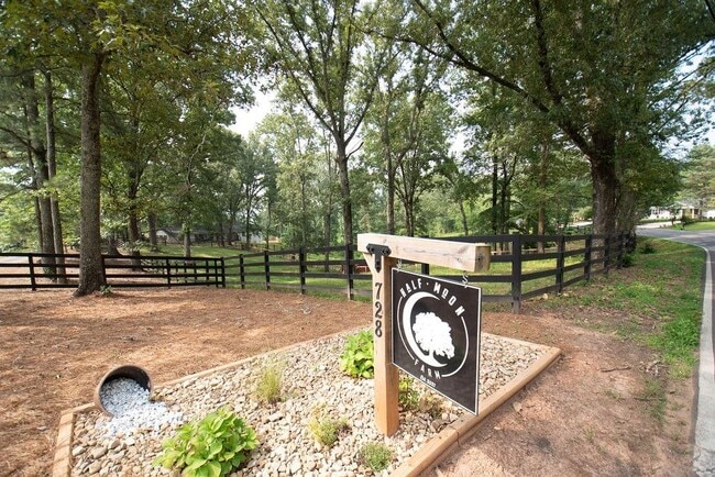 Building Photo - 728 S McCollum Dr