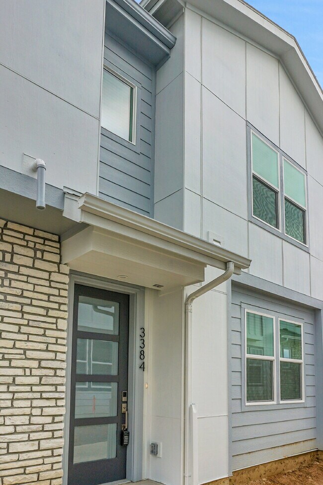 Building Photo - $2,350- 3 Bed 2.5 Bath Townhome in CO Spri...