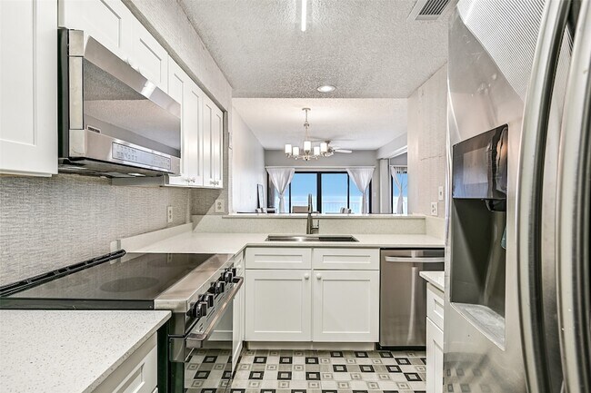 Building Photo - 7700 Seawall Blvd