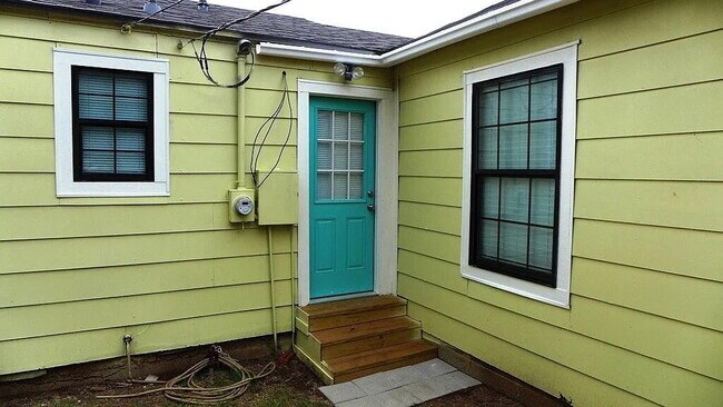 Building Photo - Cute 2/1.5 with All Appliances!