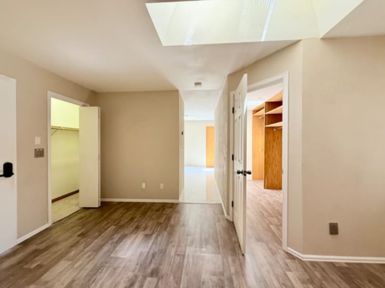 Building Photo - 301 W Mangrum Dr