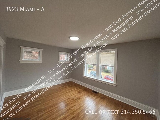 Primary Photo - Updated 2-Bedroom Apartment with Garage in...