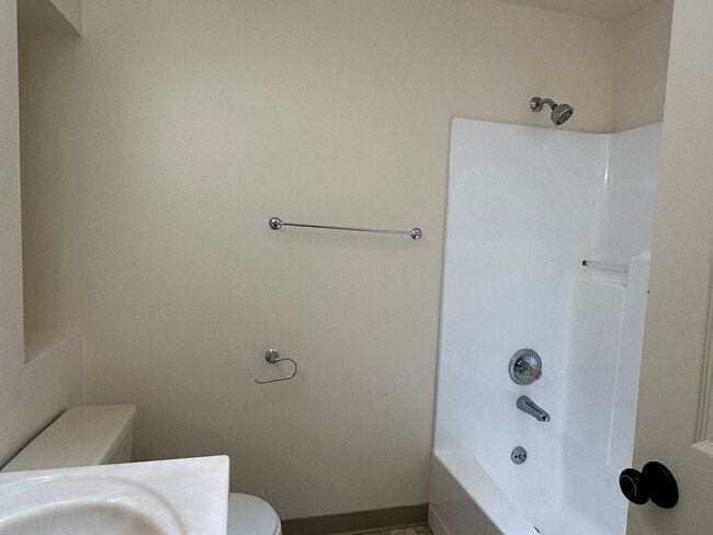 Building Photo - Large 3 Bed, 2 Bath Home!