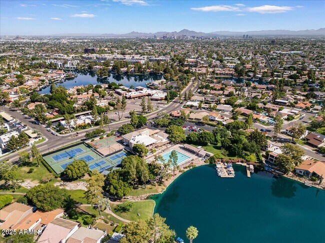 Building Photo - 5200 S Lakeshore Dr