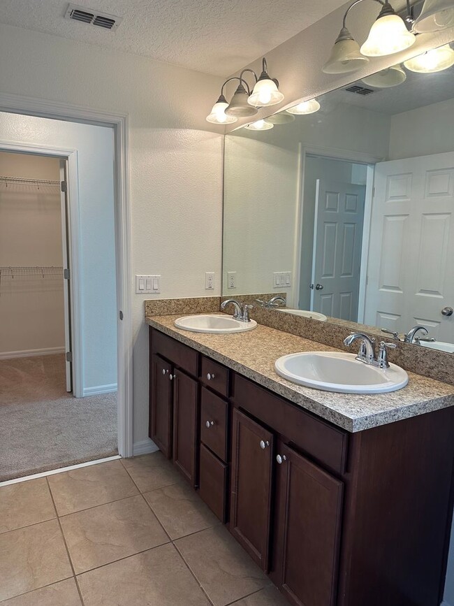 Building Photo - 3 Bedroom, 2.5 Bath Townhome in Gated Sanford Community – Pet Friendly