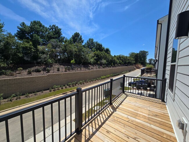 Building Photo - Modern Urban Elegance Meets Functionality