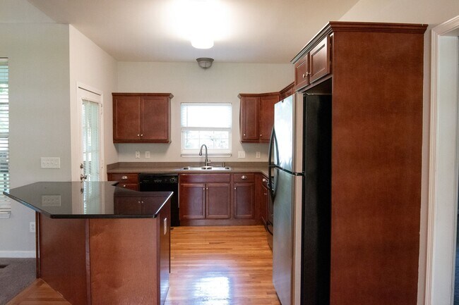 Building Photo - Main level living in Murfreesboro!