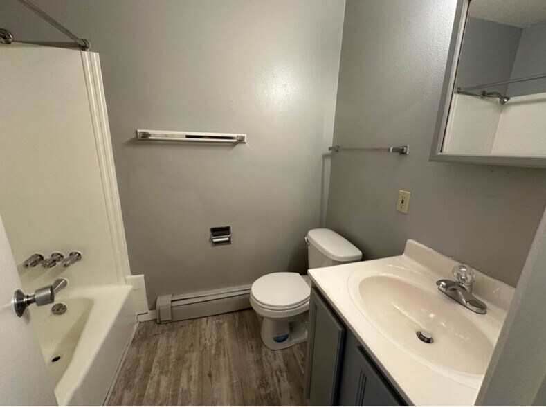 Building Photo - 2430 Muscatine Ave