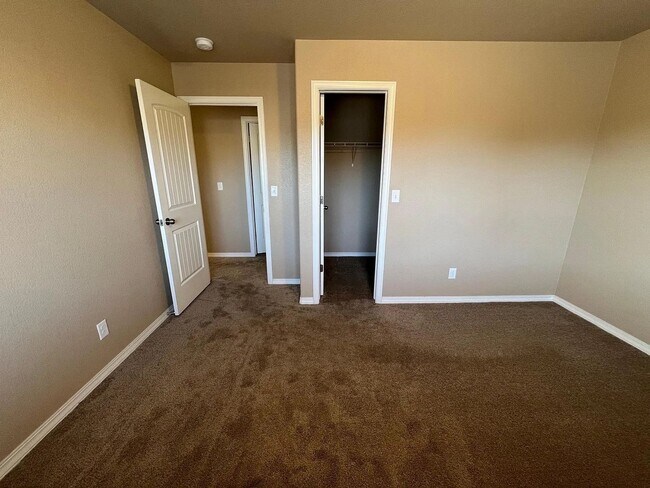 Building Photo - *COMING SOON* 3 Bedroom near Carson and Pe...