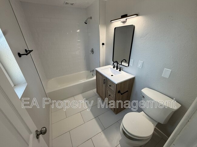 Building Photo - 706 La Poblana Rd NW