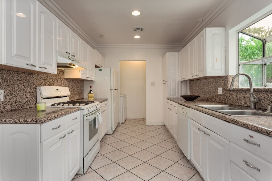 Building Photo - 12737 Hatteras Street