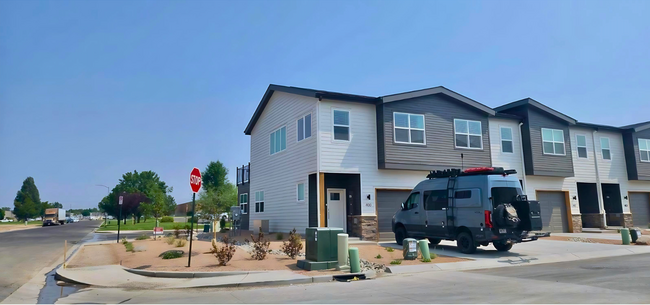 Building Photo - Bright 3br Townhome (New Build)