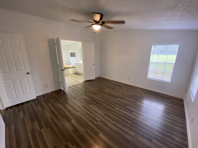 Building Photo - 3 Bedroom home on 1 Acre in Jennings