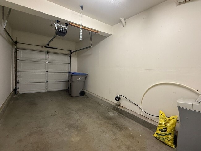 Building Photo - Beautiful Upscale and Modern 2 Bedroom 2 B...